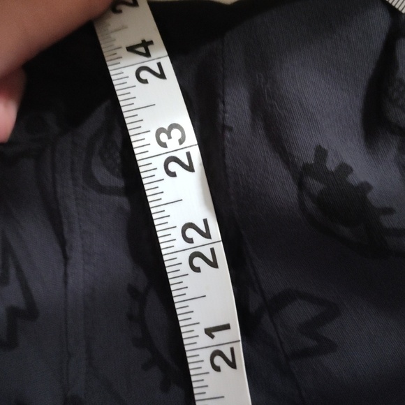 Torrid button up cropped shirt skulls Stars eyes and lightning bolts size 2 - Picture 4 of 6